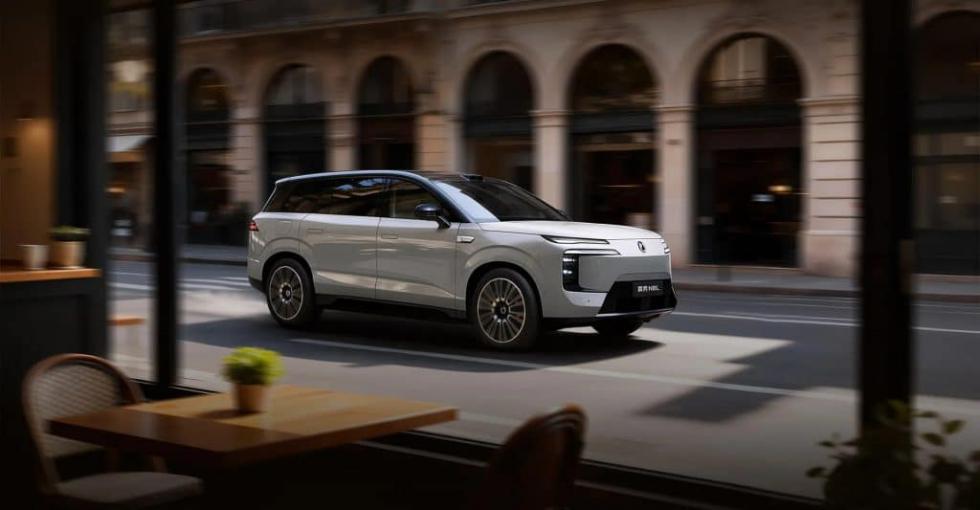 Νέο Denza N8L: PHEV με 762 άλογα και 230 χλμ. ηλεκτρική αυτονομία